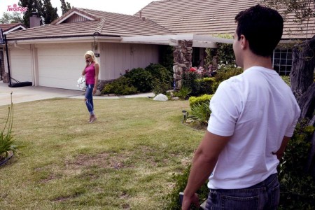 Большегрудая блондинка Breanne Benson одетая в голубое, дала проткнуть свою сексуальную безволосую киску