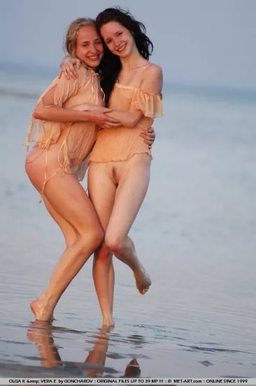 Olga K и Vera E , обе с маленькими голыми попками, показали как они позируют на пляже