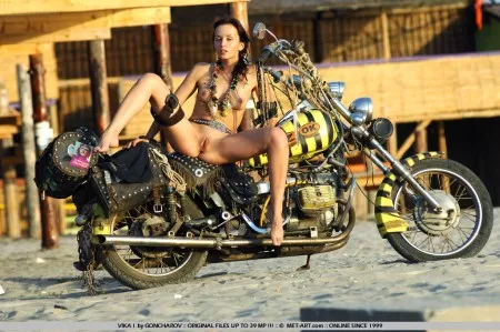 Непристойная, агрессивная Vika I позирует рядом с мотоциклом