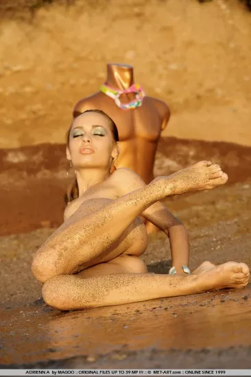 Симпатичная длинноногая девочка Bunny позирует голой на диком пляже, показывая всё!