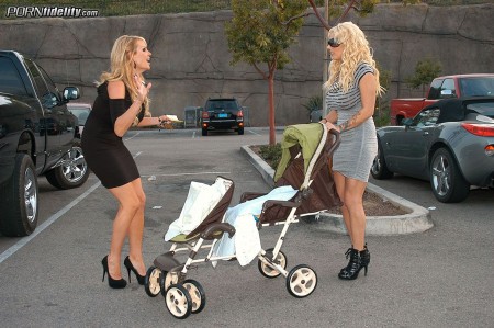 Два языка и две киски грудастых Lylith Lavey и Kelly Madison ублажают два члена