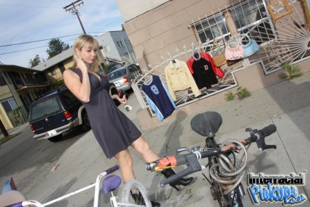 Твердый черный член входит в ротик Adrianna Nicole, а потом и в ее киску