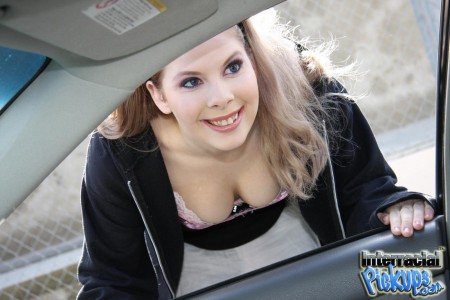 Извращенка Kinzy Jo сосет черный член, который приготовил литр спермы для ее ротика