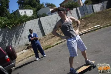 Мамаша в очках с большой грудью Darla Crane находится на пике удовольствия, трахая черный член