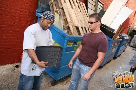 Пухлая мамочка Kelly Leigh забралась на твердый член и прыгает на нем до оргазма