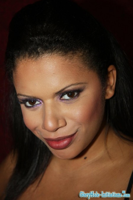 Потрясающая красотка в чулках Alexis Silver сосет член, торчащий из стены