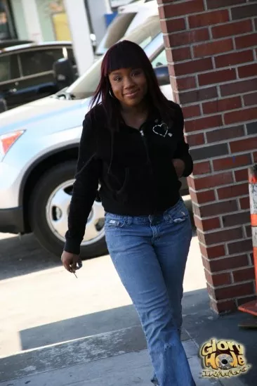 Когда негритянка Carla Chillz видит член в стене туалета, она сразу же трахается с ним