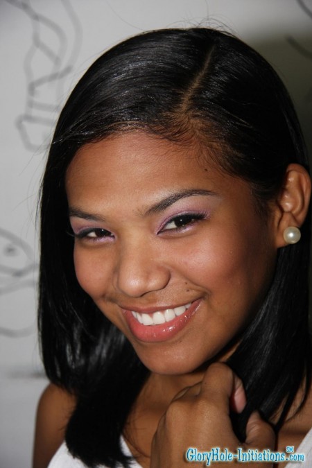 Латиночка Emy Reyes играет со своим горячим телом и безумно скачет на твердом члене