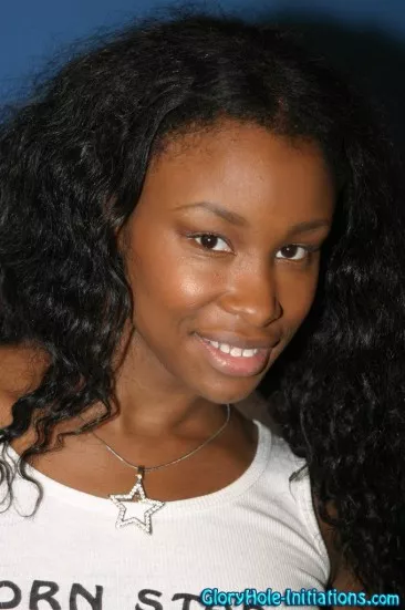 Грязная негритянка Kianna Jayde дает грубо трахнуть свою киску через дырку в стене туалета