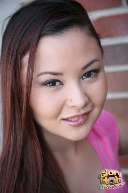 Азиатка Kita Zen счастлива сосать белый член, торчащий из стены в туалете