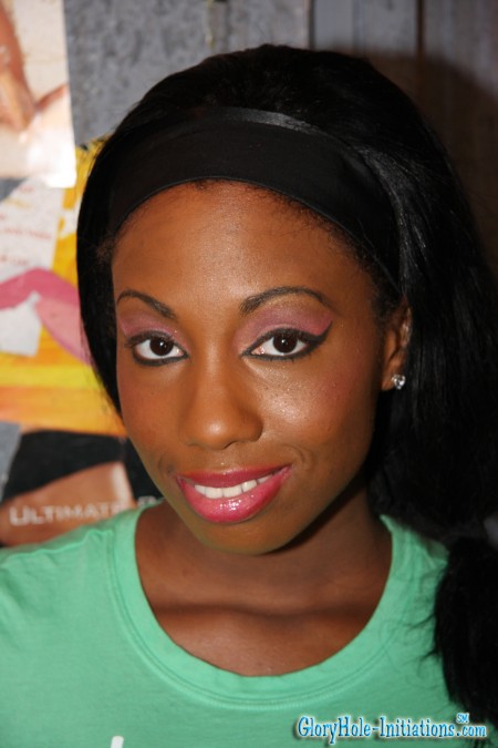 Черной чике Mahlia Milan нравится идея секса с белым членом в туалете