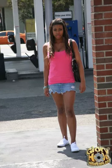 Черная сучка Mia Peach раздевается и жестко трахается