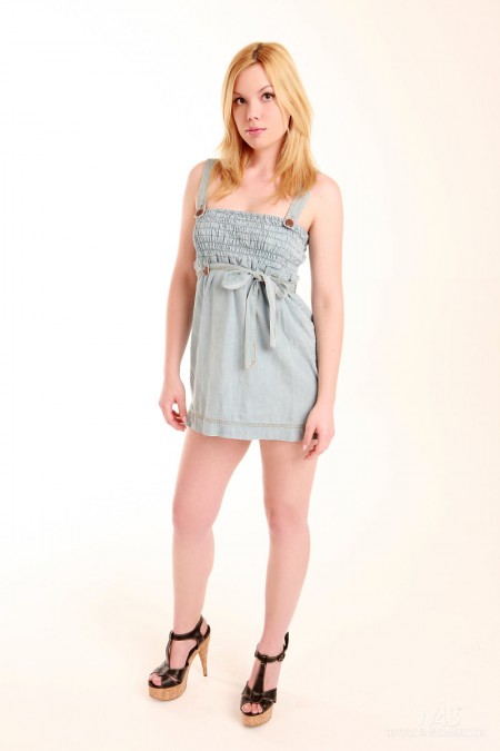 Милая девочка-подросток Kala Ferard снимает платье и трусики, чтобы показать бритую розовую киску