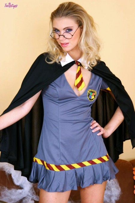 Ally, одетая в костюм на Хэллоуин, обнажается и полностью показывает свою волосатую киску