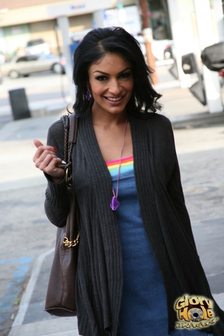 Арабская шлюха Persia Pele с большими шарами нашла веселую дырочку и весело играет с хуем