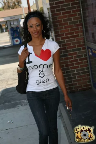 Стройная негритянка Stacey Dollar растягивает свою киску большим членом