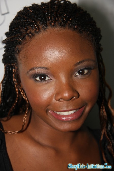 Чернокожая шлюха с большой попой Stacy Adams глубоко берет член через отверстие и получает сперму