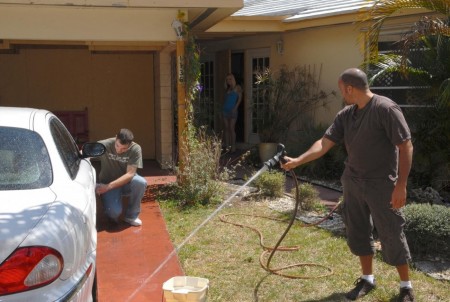 Блондинистая баба Faye Runaway медленно опускает очко на жирный хер