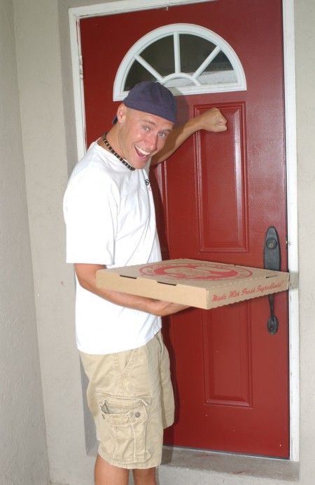 Распутная Kitty Bella заказала пиццу и соблазнила курьера