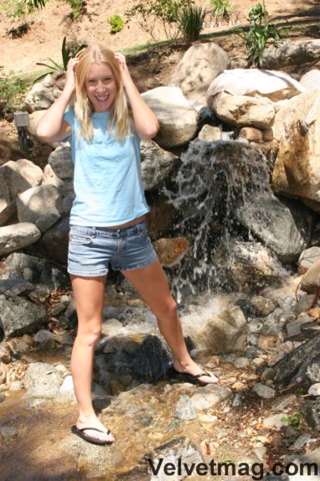 Светловолосая Allison Pierce раздевается и показывает ее розовый отверстие под открытым небом