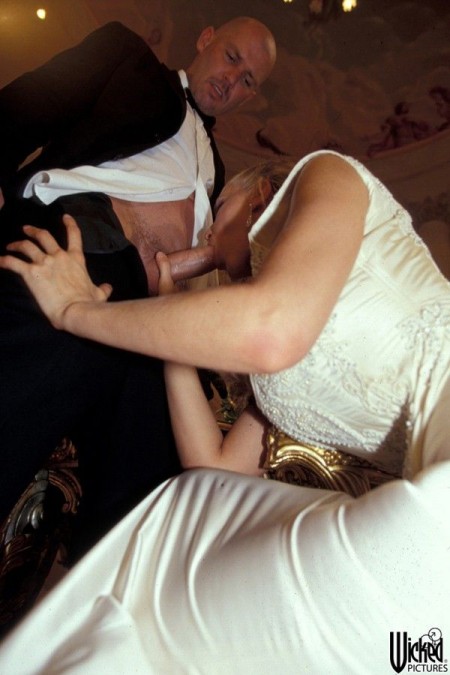 Грудастая куколка Julia Ann подставила под пытки свои грудки пока ее ебут в рот и киску