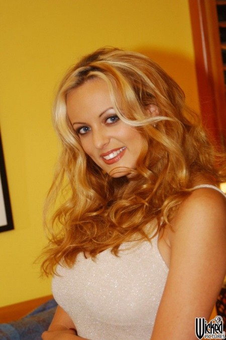 Ротик грудастой мамаши  Stormy Daniels знает что делать с твердым пистоном