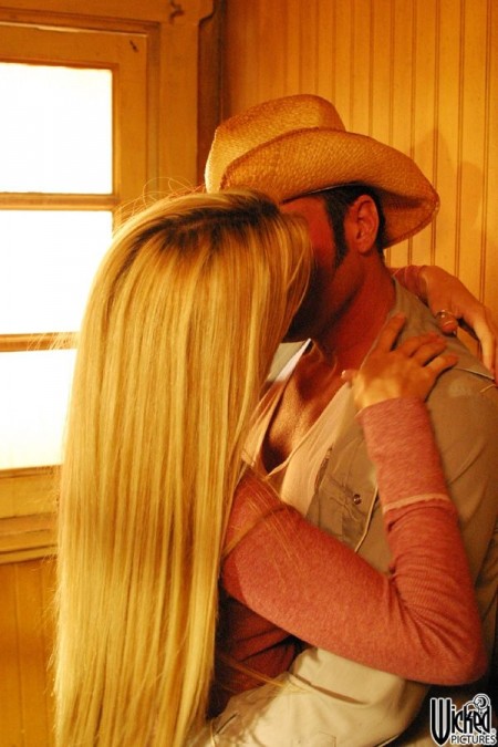 Белокурая мамуля Jessica Drake обработала каждый миллиметр этого твердого набухшего члена