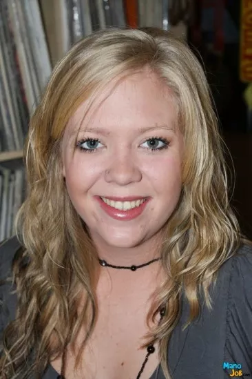 Блондинка Brittney Bloom дрочит член с видом из глаз и колеблется дать ли ему трахнуть киску