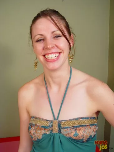 Полностью голая детка Dylon Lake улыбается пока дрочит член