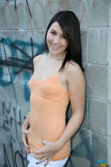 Брюнетка с милой улыбкой Haylee Heart дрочит твердый член двумя руками