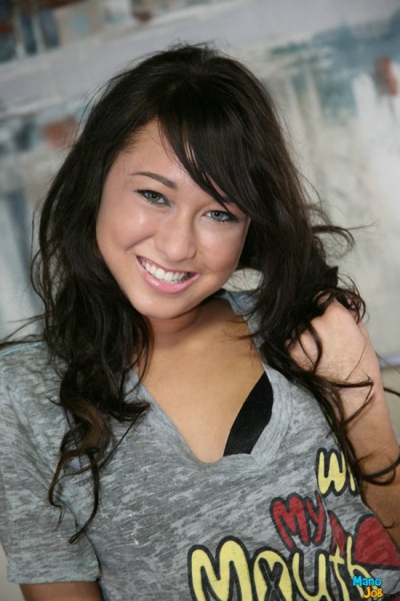 Брюнетка-подросток с обнаженной бритой киской Jesse Jordan трет член своими руками и берет его в рот