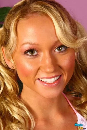 Голая блондинка с игривым взглядом Madison Scott показывает свои интимные части тела и нежно дрочит член