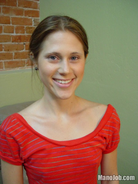 Взрослая курочка Makenzie Wilson пытается заставить член кончить своими ручками