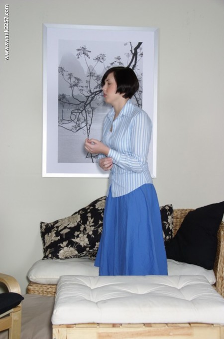 Взрослая брюнетка Brooke Adams с милыми грудками и розовой тугой киской развлекается сама с собой