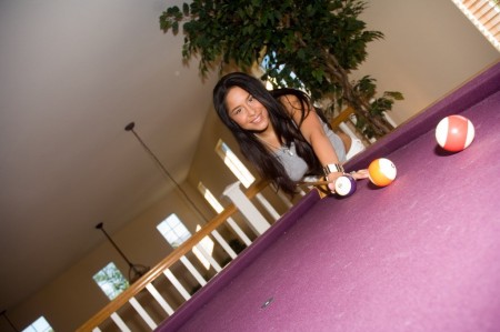 Сексуальная Jenaveve Jolie показывает красивые сиськи и упругую попку