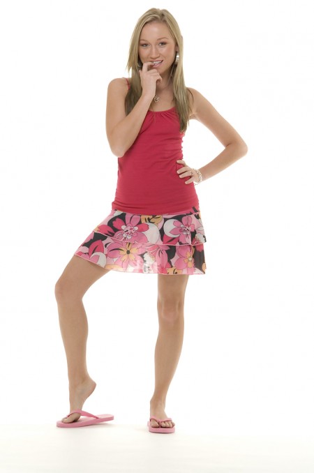 Подтянутая молодая красотка Madison Scott снимает с себя всё чтобы раздвинуть и показать свои голые прелести