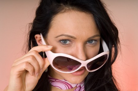 Мамаша брюнетка в солнечных очках Victoria Sin удовлетворяет киску секс игрушкой