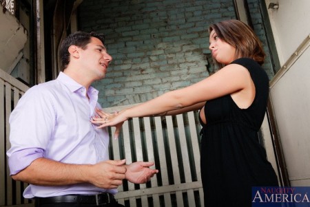 Горячая красотка с большими титьками и татушкой Nella Jay соблазняет парней рабочим ротиком и мокрой киской