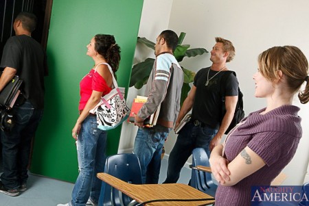 У соблазнительной мамаши Velicity Von волосатая киска, которую насаживают на член в колледже