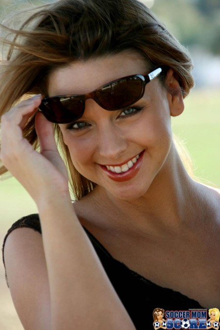 Классная Brianna Beach с сексуальными ножками и милыми буферами оттрахана как сучка на кровати в пизду