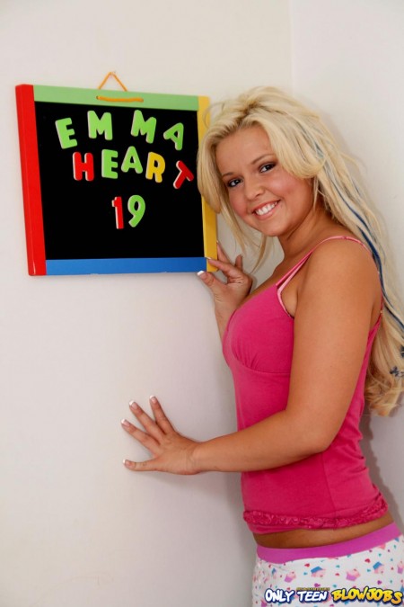 Блондиночка с маленькой грудью и большой попкой Emma Heart засасывает член