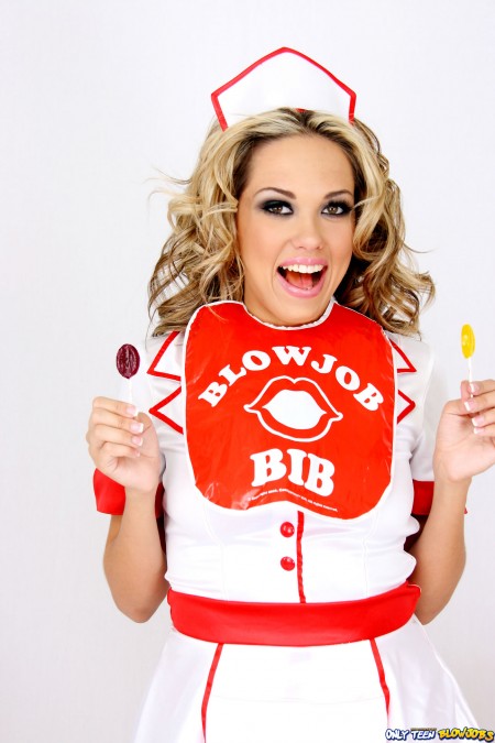 Игривая Jenny Hendrix в красно-белой форме сосет леденец и огромный член