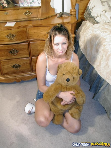 Trinity James трахает игрушкой свою киску в душе и делает глубокий минет в ванной