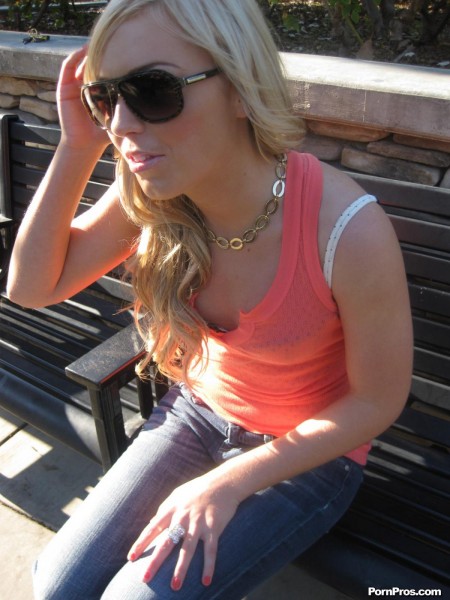 Горячая блондинка Ally Kay получает толстый член в свои дырочки, плюс сперму на лицо