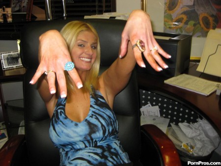 Грудастая блондинка Kagney Linn Karter и ее подружки в трусиках сосут и трахаются, веселья ради