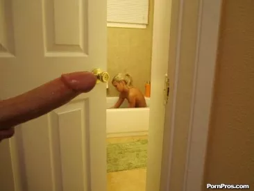 Kacey Jordan и ее подруги-любительницы-оргий трахаются и оказываются покрыты липкой спермой