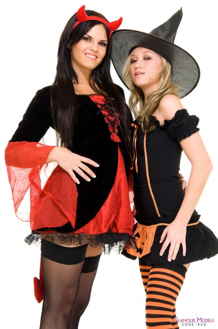 Две мелкогрудые красотки Mackenzee Pierce и Madison снимают свои страшные костюмы