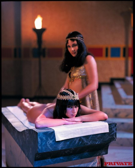 Один мужик и две брюнетки Jessica May и Julia трахаются вместе на массажном столе