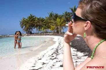 Две изящные брюнетки с восхитительными телами Lucy Belle и Black Angelika раздеваются на пляже