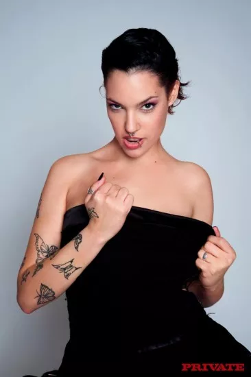 Мелкогрудая татуированная малышка Silvia Ruby с гладкой киской снимает платье и берется за хуй